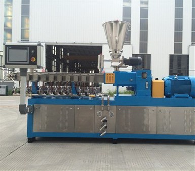 Lítill tvískrúfa útpressari